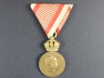 Vojenská záslužná medaile Signum Laudis F.J.I., zlacený bronz, původní vojenská stuha + orig. etue, víčko domalované