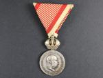 Stříbrná vojenská záslužná medaile Signum Laudis F.J.I., postříbřený bronz, původní vojenská stuha