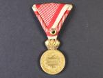 Vojenská záslužná medaile Signum Laudis F.J.I., zlacený bronz, novodobá voj. stuha