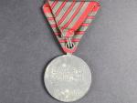 	Medaile Za zranění z r. 1917 na stuze za čtyři zranění, na hraně značka HMA a 1918