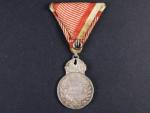 Stříbrná vojenská záslužná medaile Signum Laudis Karel, Ag, na hraně značka A, naražená hrana, původní voj. stuha s meči