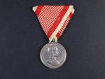 Medaile za statečnost II. třídy, Ag, na hraně značka puncovního úřadu A v kroužku, původní vojenská stuha, vydání 1914 - 1917, naražená hrana