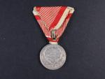Medaile za statečnost II. třídy, Ag, na hraně značka puncovního úřadu A v kroužku, původní vojenská stuha, vydání 1914 - 1917, naražená hrana