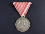 Medaile za statečnost I. třídy, náhradní kov, původní vojenská stuha, vydání 1917 - 1918