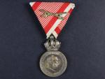 Stříbrná vojenská záslužná medaile Signum Laudis F.J.I., postříbřený bronz, varianta hrubý vous, původní voj. stuha s meči