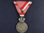 Stříbrná vojenská záslužná medaile Signum Laudis F.J.I., postříbřený bronz, varianta hrubý vous, původní voj. stuha s meči