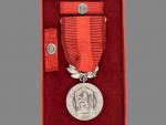Medaile Za zásluhy o obranu vlasti - ČSSR, punc Ag 900, značka výrobce Zukov, etue