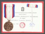 Medaile - Za upevňování přátelství ve zbrani III. třída, udělovací průkaz a etue