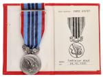Medaile - za pracovní věrnost - ČSSR, punc Ag 925, značka výrobce Mincovna Kremnica + udělovací průkaz a etue