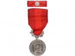 Medaile Za zásluhy o obranu vlasti - ČSSR, punc Ag 900, značka výrobce Zukov, udělovací průkaz a etue