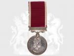 Medaile za dlouhou službu a dobré chování (vojsko), období 1954-1980, na hraně opis 22212313 W.O.CL.2. H.MORRISON. R.SIGS.