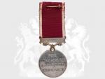 Medaile za dlouhou službu a dobré chování (vojsko), období 1954-1980, na hraně opis 22212313 W.O.CL.2. H.MORRISON. R.SIGS.