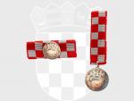 Medaile vděčnosti vlasti, stříbro neznačené, k tomu miniatura a ministužka
