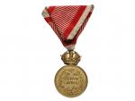 Bronzová vojenská záslužná medaile Signum Laudis F.J.I., zlacený bronz, původní vojenská stuha