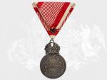 Stříbrná vojenská záslužná medaile Signum Laudis Karel, původní voj. stuha s meči