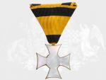 Vojenský služební kříž pro důstojníky III.tř. za 25 let služby, 3. vydání z let 1890 - 1918, pozlacený bronz, stříbro, na reversu perleť, v jednom rameni prasklina, původní stuha