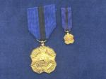 Zlatá medaile řádu Leopolda II. 1908 + miniatura, pozlacený bronz