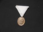 Miniatura Cestná medaile za zásluhy o červený kříž s válečnou dekorací, pozlaceny bronz