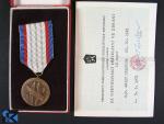 Medaile - Za upevňování přátelství ve zbrani III. třída + dekret