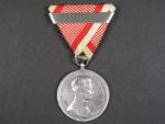 Medaile za statečnost I. třídy, postříbřený bronz, původní vojenská stuha, nová ocel. páska za 2x udělení, vydání 1917 - 1918