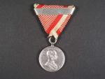 Medaile za statečnost II. třídy, Ag, původní vojenská stuha s meči, ocelová páska za 2x udělení, vydání 1914 - 1917