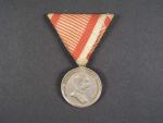 Bronzová medaile za statečnost, náhradní kov, varianta portrétu, původní vojenská stuha, vydání 1914 - 1917
