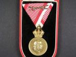 Vojenská záslužná medaile Signum Laudis F.J.I., zlacený bronz, novodobá voj. stuha s meči + orig. etue