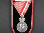 Stříbrná vojenská záslužná medaile Signum Laudis F.J.I., Ag, původní voj. stuha + orig. etue