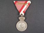 Stříbrná vojenská záslužná medaile Signum Laudis F.J.I., náhr. kov, původní voj. stuha s meči