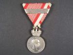Stříbrná vojenská záslužná medaile Signum Laudis F.J.I., postříbřený bronz, původní voj. stuha s originální značenou páskou za 2x udělení