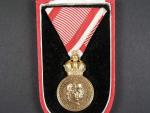 Vojenská záslužná medaile Signum Laudis F.J.I., zlacený bronz, původní voj. stuha + orig. etue