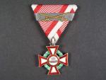 Vojenský záslužný kříž III. třídy s vál. dekorací, Ag, výroba V. Mayer