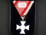 Vojenský záslužný kříž III. třídy, mírová skupina, Ag, výroba F. Rothe, půvoní etue