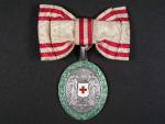 Stříbrná čestná medaile Za zásluhy o Červený Kříž s válečnou dekorací na dámské stuze, Ag