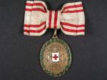 Bronzová čestná medaile Za zásluhy o Červený Kříž s válečnou dekorací na dámské stuze
