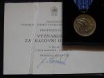 Bronzová medaile - Za pracovní obětavost + knížka