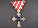 Záslužný kříž pro vojenské duchovní II.stupeň, postříbřený bronz, na kroužku značka hvězdička