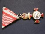 Zlatý Záslužný kříž s korunou, zlacený bronz, puvodni stuzka, vyrobce Kunz