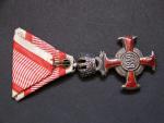 Stříbrný záslužný kříž s korunou (Ag), znacen Kunz