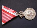 Stříbrná vojenská záslužná medaile Signum Laudis F.J.I., postříbřený bronz