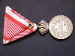Stříbrná vojenská záslužná medaile Signum Laudis F.J.I., postříbřený bronz