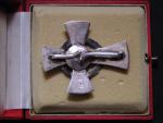 Vyznamenání za zásluhy o červený kříž, důstojnický kříž, orig. etue, opravený vnitřek etue, výrobce G.A.Scheid Wien, puncované Ag