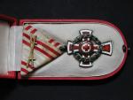 Za zásluhy červený kříž, kříž II. stupně s válečnou dekorací , orig. etue