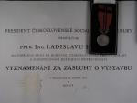 Vyznamenání - Za zásluhy o výstavbu II. vydání po roce 1960 ČSSR č.16450 + etue  a dekret