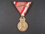 Vojenská záslužná medaile - SIGNUM LAUDIS bronzová Karel I. na vojenské stuze s meči