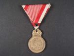 Vojenská záslužná medaile - SIGNUM LAUDIS bronzová Karel I. na vojenské stuze s meči