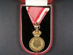 Vojenská záslužná medaile Signum Laudis F.J.I., zlacený bronz + orig. etue