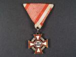 Vojenský záslužný kříž s válečnou dekorací, opravený smalt na zadním středovém medailonu