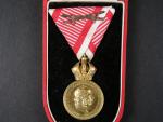 Vojenská záslužná medaile Signum Laudis F.J.I., zlacený bronz, novodobá stuha + orig. etue