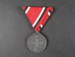 Medaile červeného kříže 3. třídy, zinek, na trojůhelníkové stuze